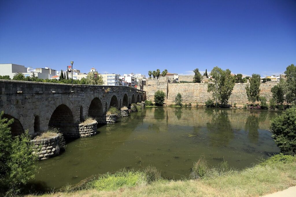 Puente romano sobre el río Guadiana y muralla de la Alcazaba de Mérida